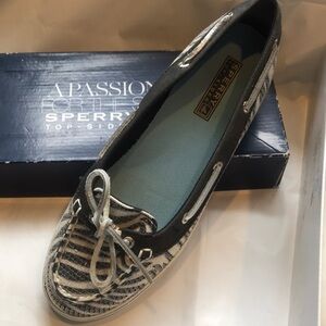 Sperry Women’s Striped Navy & White Boat Shoe